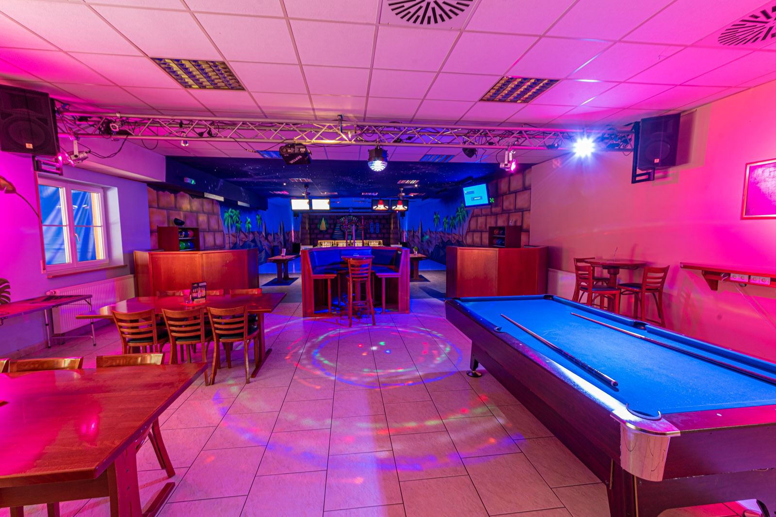 Event-Bereich mit stimmungsvoller Beleuchtung und Billardtisch im ARA-Markelsheim