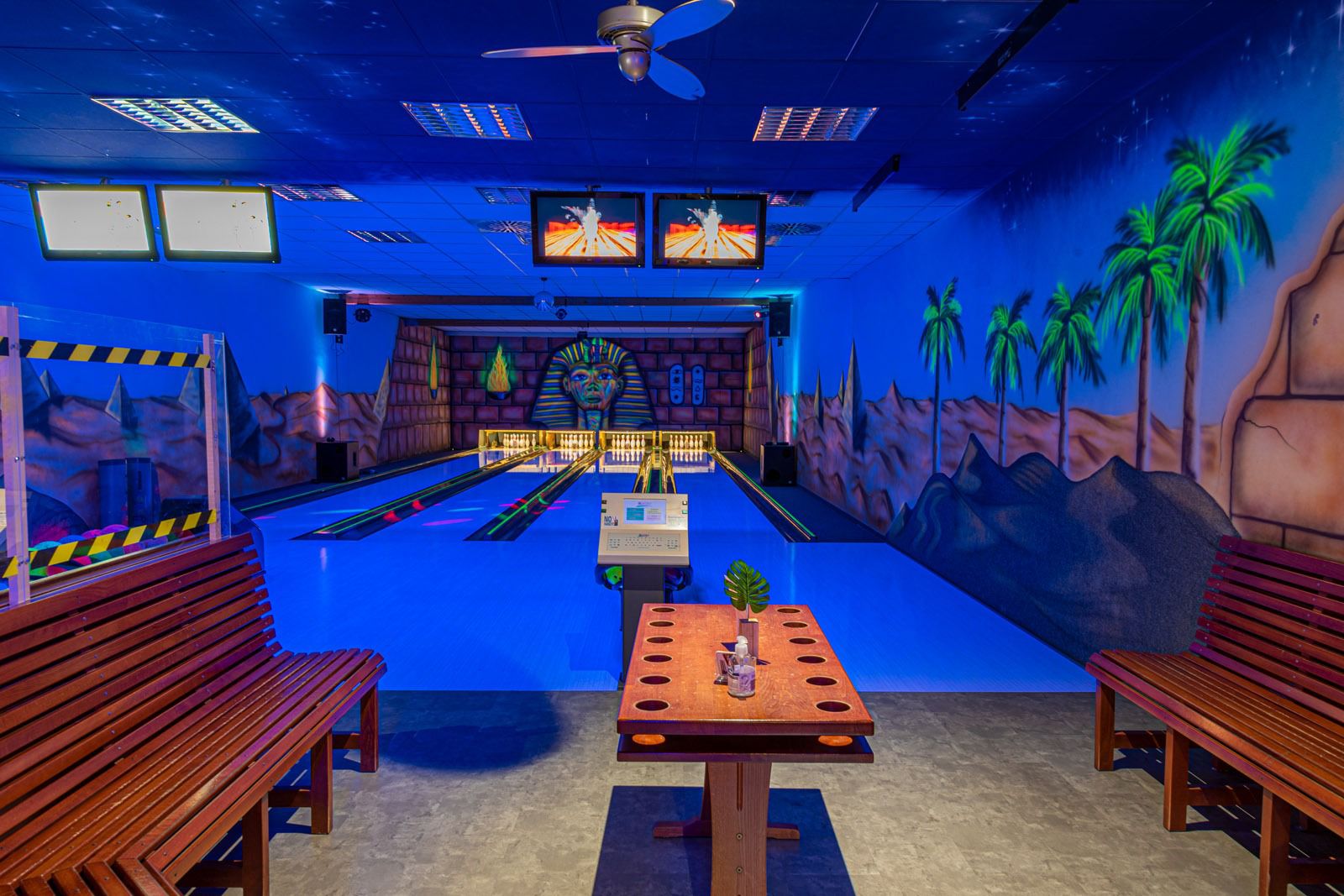 Moderne Bowlingbahnen mit ägyptischem Themen-Design im ARA-Markelsheim