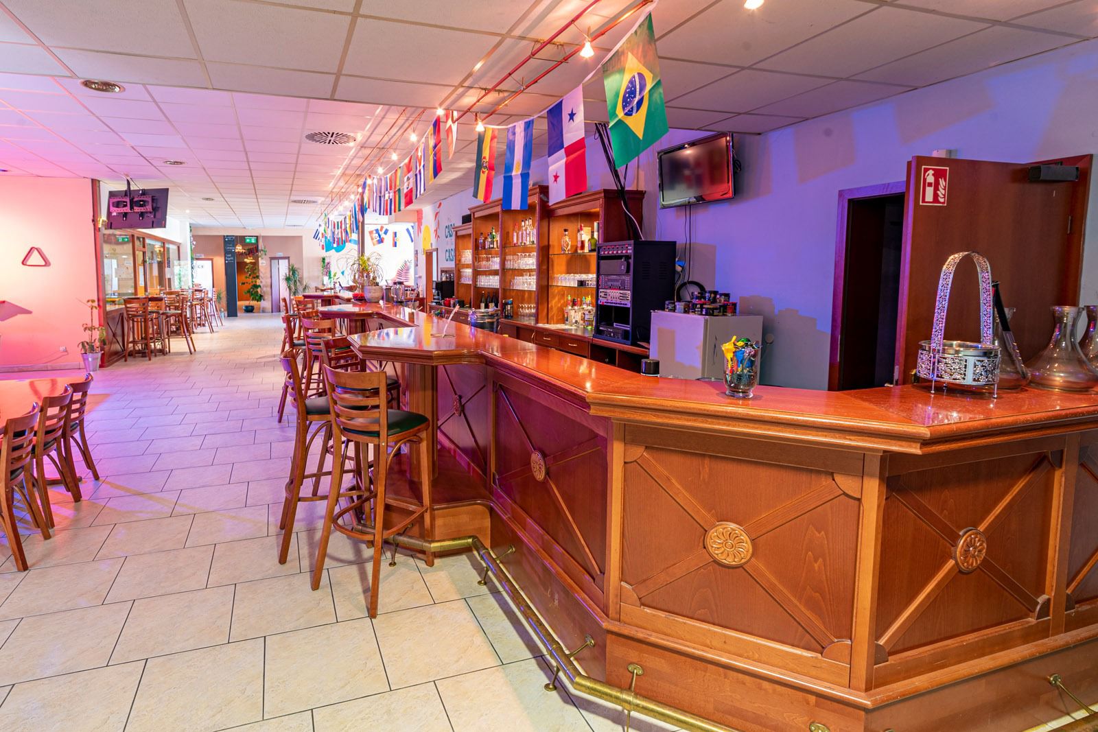 Gemütliche Bar und Restaurant-Bereich mit internationalen Flaggen im ARA-Markelsheim